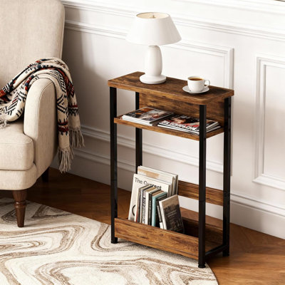 Table d'appoint étroite et mince avec porte-revues en métal, tablettes de rangement à 3 niveaux, table de bout compacte pour petits espaces, canapé moderne ou table de chevet