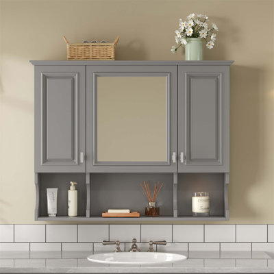 Armoire à pharmacie murale avec miroir et tablettes ouvertes, une solution de rangement polyvalente et élégante pour la maison