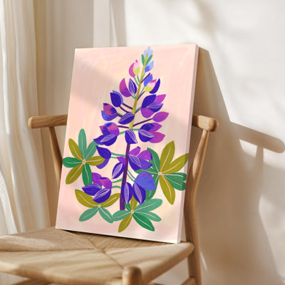 Art mural encadré, fleurs de lupin mauve sur une tige, entouré de feuilles vertes, style d'illustration numérique coloré. Décoration murale, grande œuvre d'art pour le salon, prête à être suspendue, 24 po x 36 po