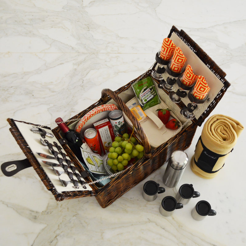 Panier de pique-nique avec couverture et ensemble de café