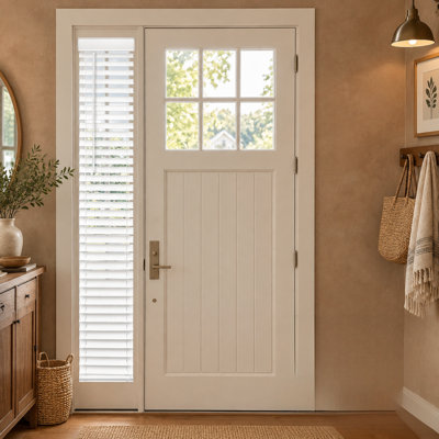 Store blanc avec portes latérales en simili bois de l 9 po x H 72 po pour les portes, fabriqué avec des lattes horizontales en PVC et une conception à la maison.