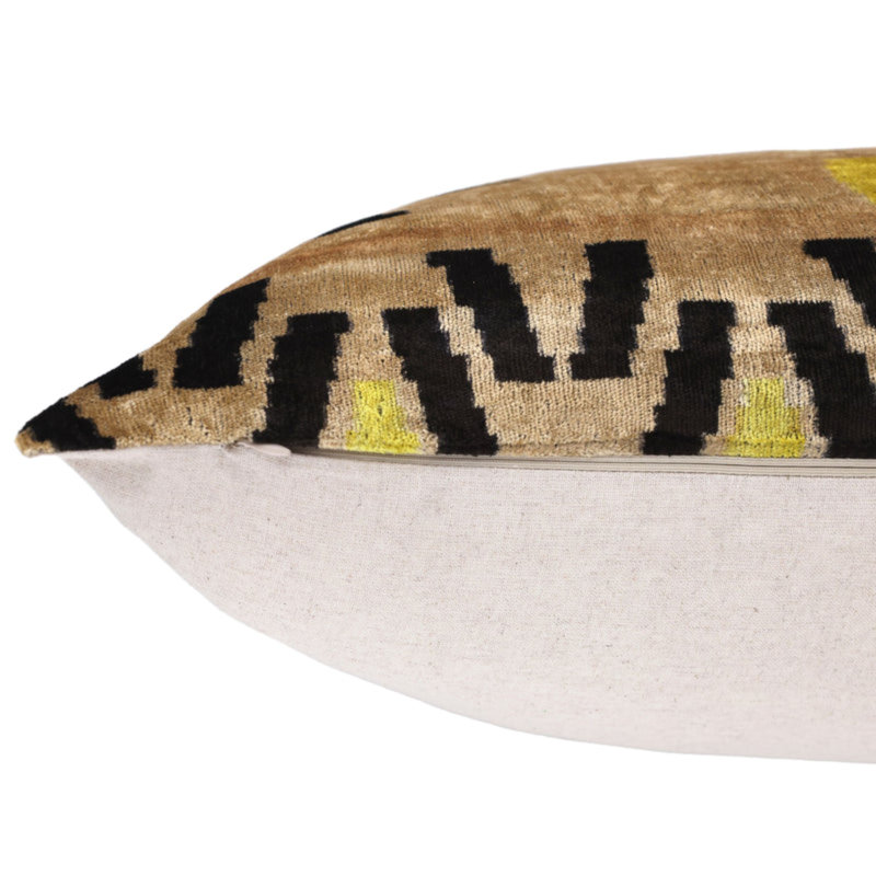 Coussin décoratif en velours neutre et noir Tribal Arrow - 24 x 24 po | Coussin en soie fabriqué à la main