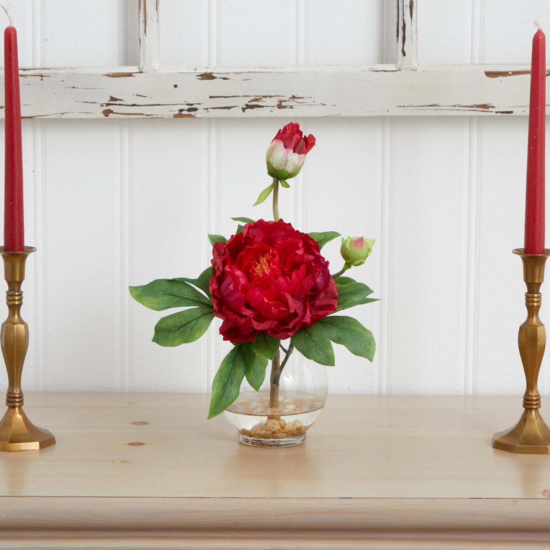 Pivoine avec une pièce maîtresse à fleurs cannelée en vase