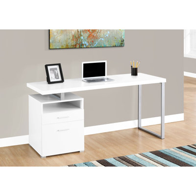 Bureau pour ordinateur portable 60 pouces : plateau stratifié blanc, structure en métal gris, compartiments de rangement. Table d'ordinateur de 60 pouces pour bureau à domicile : dessus stratifié, pattes en métal, tiroirs de rangement.