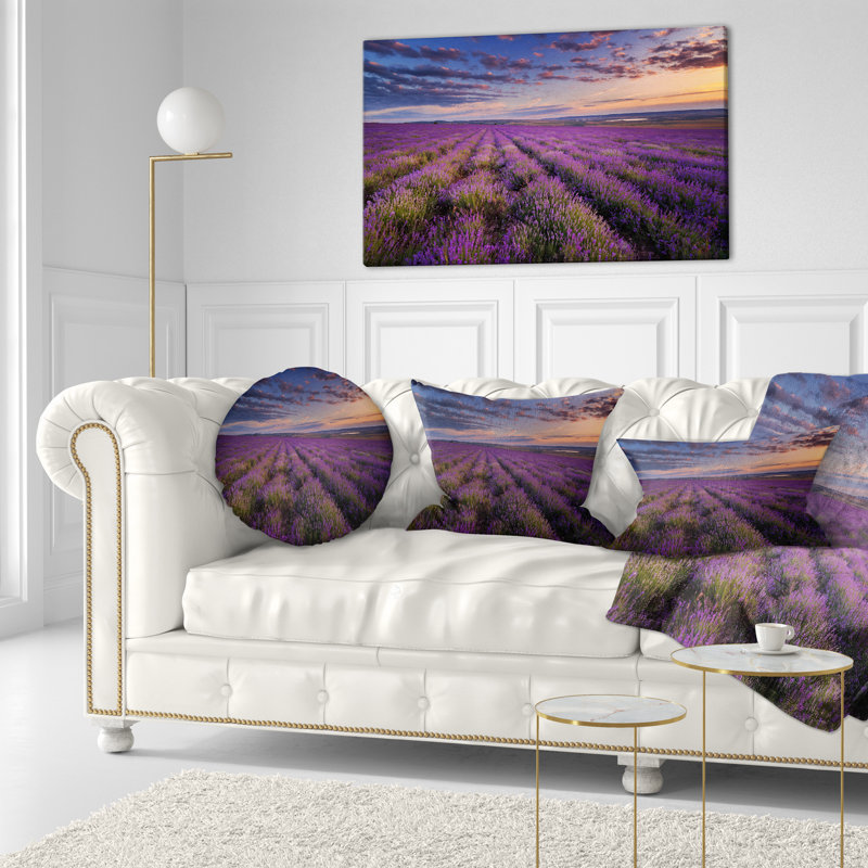 Terrain lavande foncé avec coussin lombaire nuageux