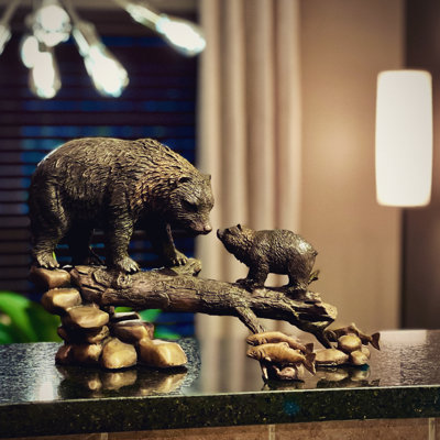 Sculpture de famille d'ours sur une table en rondins