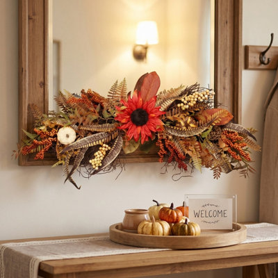 Décoration rustique rustique avec tournesol rouge, citrouille blanche et baies mélangées, décor floral de cheminée d'automne