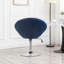 Fauteuil pivotant d'appoint en velours bleu, avec dossier capitonné.