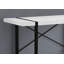 Bureau d'ordinateur moderne et industriel avec une structure en métal robuste et une surface de travail spacieuse pour une efficacité de bureau à domicile.-1598733324