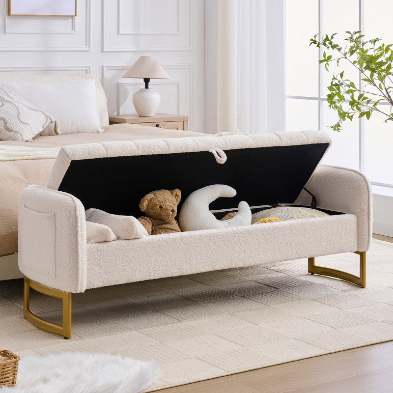 Banc de rangement moderne Lunara 66"W, capitonné, motif Teddy, à placer au pied du lit, avec pieds dorés, poche pour accoudoir et 2 coussins.