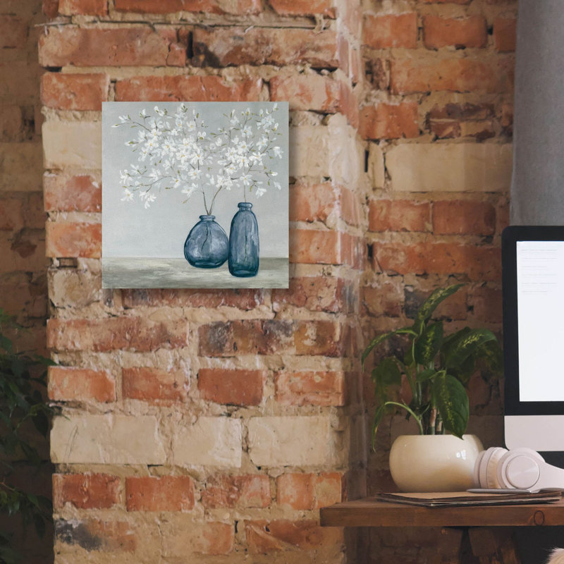 «Spring Delight Navy» par Julia Purinton, art mural sur toile, H 12 po x l 12 po x P 0,75 po