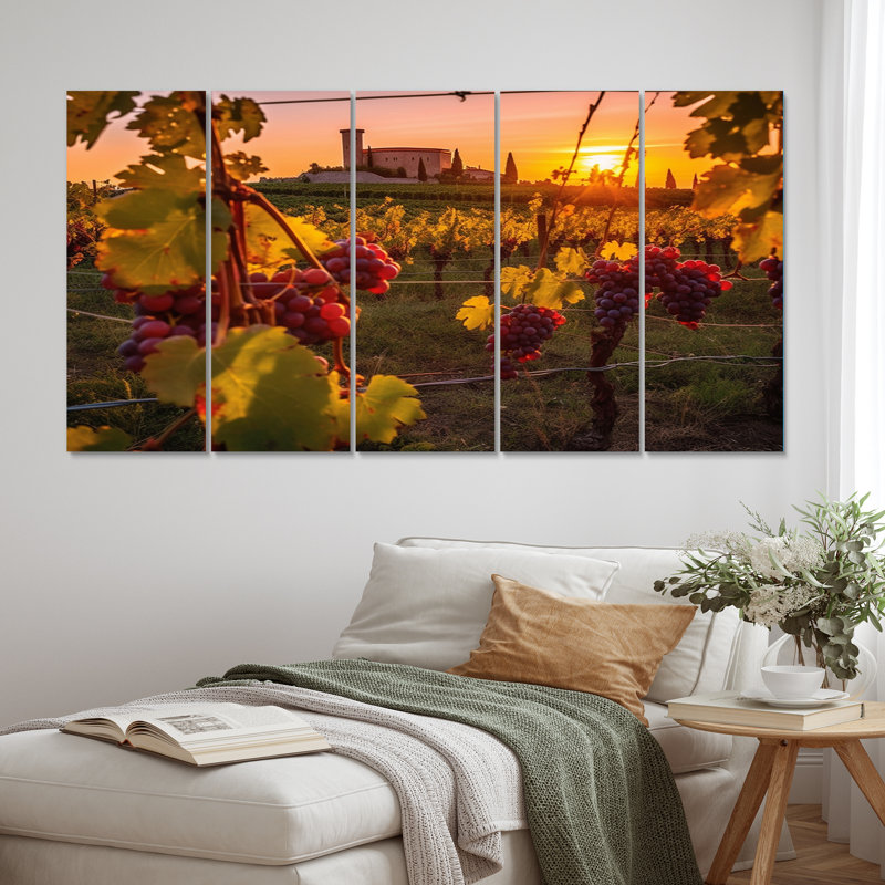 Magnifique château coucher de soleil dans un vignoble italien II - salon d'art mural avec châteaux - 5 panneaux égaux