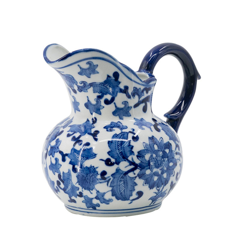 Vase en porcelaine bleu et blanc, 8,7 x 6,1 x 7,7 po