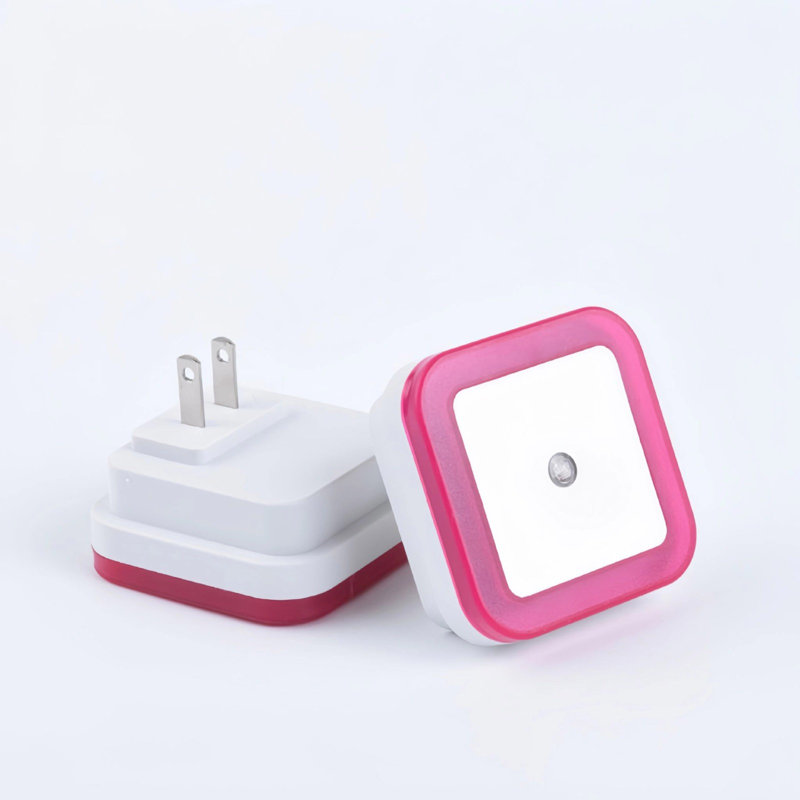 Veilleuse DEL intelligente à prise américaine avec capteur de lumière automatique, idéale pour la chambre, le corridor et la salle de bain. Offert en 4 couleurs.