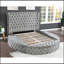 Grand lit de rangement capitonné en bois gris-1169745081