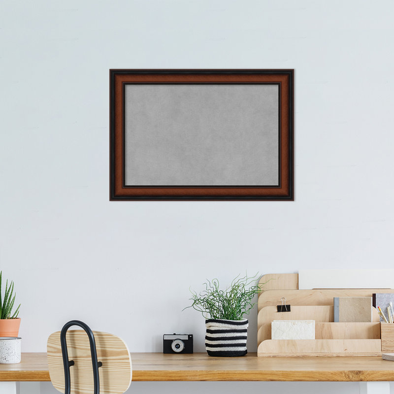 Tableau magnétique encadré étroit noyer de Chypre, H 15 po x l 21 po