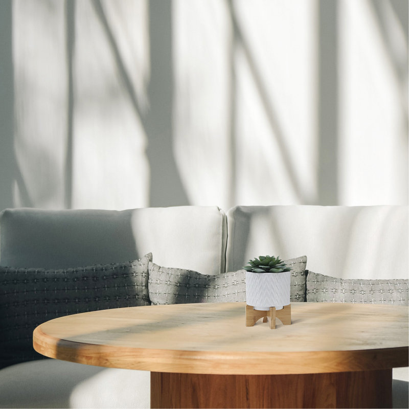 Élégante jardinière à chevrons avec support, un ajout élégant et polyvalent à tout espace intérieur ou extérieur