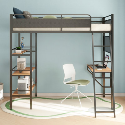 Lit mezzanine simple en métal à économie d'espace avec panneaux en filet, bureau intégré et trois tablettes ouvertes avec lit noir mat et 3 tablettes pour l'espace de travail