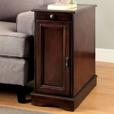 Table d'appoint de style transitionnel avec porte-gobelet coulissant, armoire de rangement, sortie encastrée et couleur cerise, profondeur de 12 po en bois massif avec prise de courant, 24 po de largeur