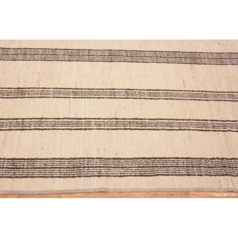 Tapis moderne rayé en laine à motif crème et noir One-of-a-Kind
