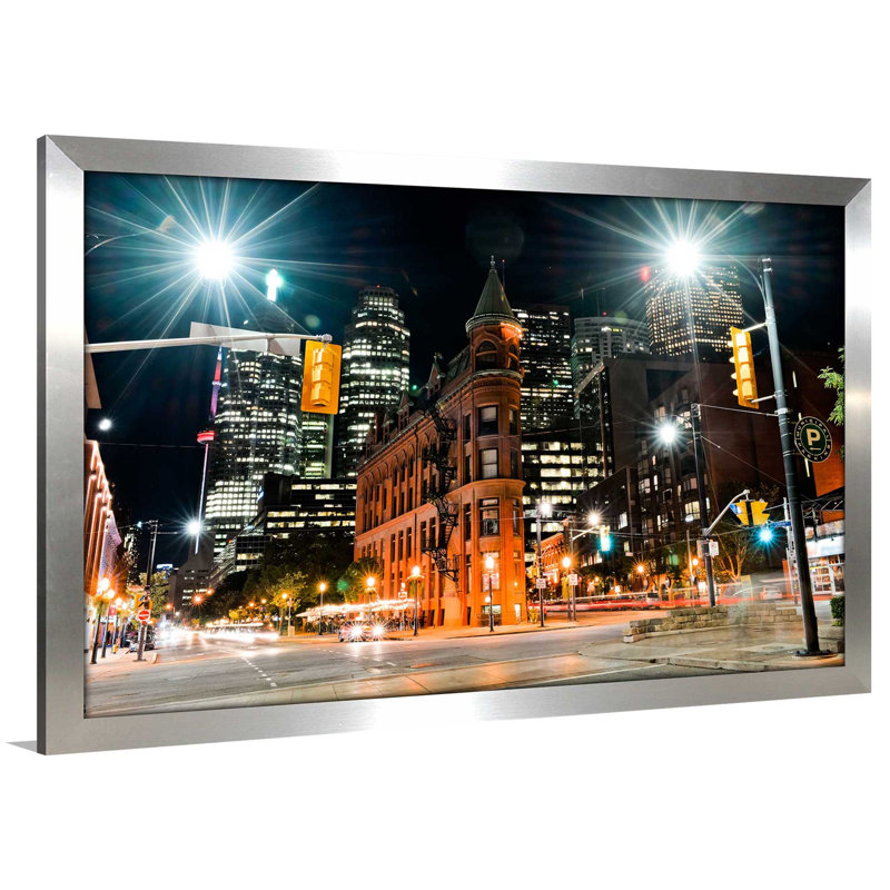 «City Streets», reproduction de photo encadrée, H 33,5 po x l 49,5 po x P 1 po, Encadrement argenté