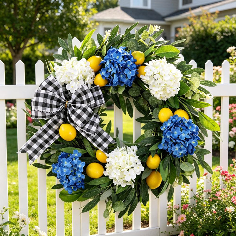 Couronne 19,7 po Farmhouse Summer Front avec hortensia bleu et blanc, fruits artificiels citron, nœud à carreaux Buffalo et feuillage vert, décoration de couronne suspendue toutes saisons pour entrée de cuisine murale