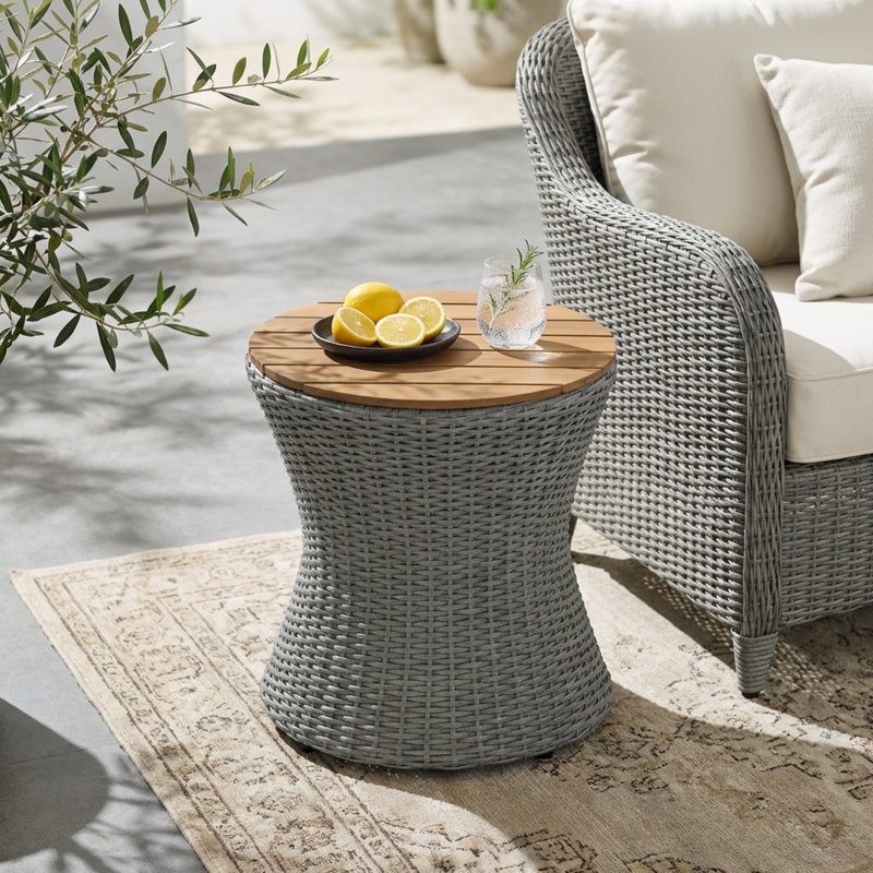 Table de bout de patio ronde 17,5 po avec plateau en bois et base de sablier PE, Osier gris