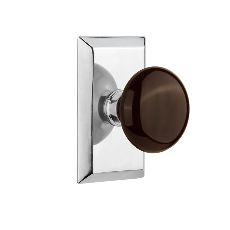Plaque Studio avec poignée de porte en porcelaine brune, Chrome brillant, 2.75"