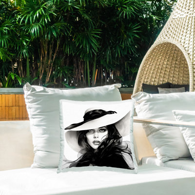 Coussin d'extérieur à imprimé femme et chapeau de soleil par RB