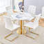 Ensemble de table et de chaises. Table de salle à manger élégante à motif de marbre blanc rond - Texture annulaire moulée par aspiration. Combinée avec des chaises en polyuréthane de haute qualité avec des pieds en métal doré arqués.