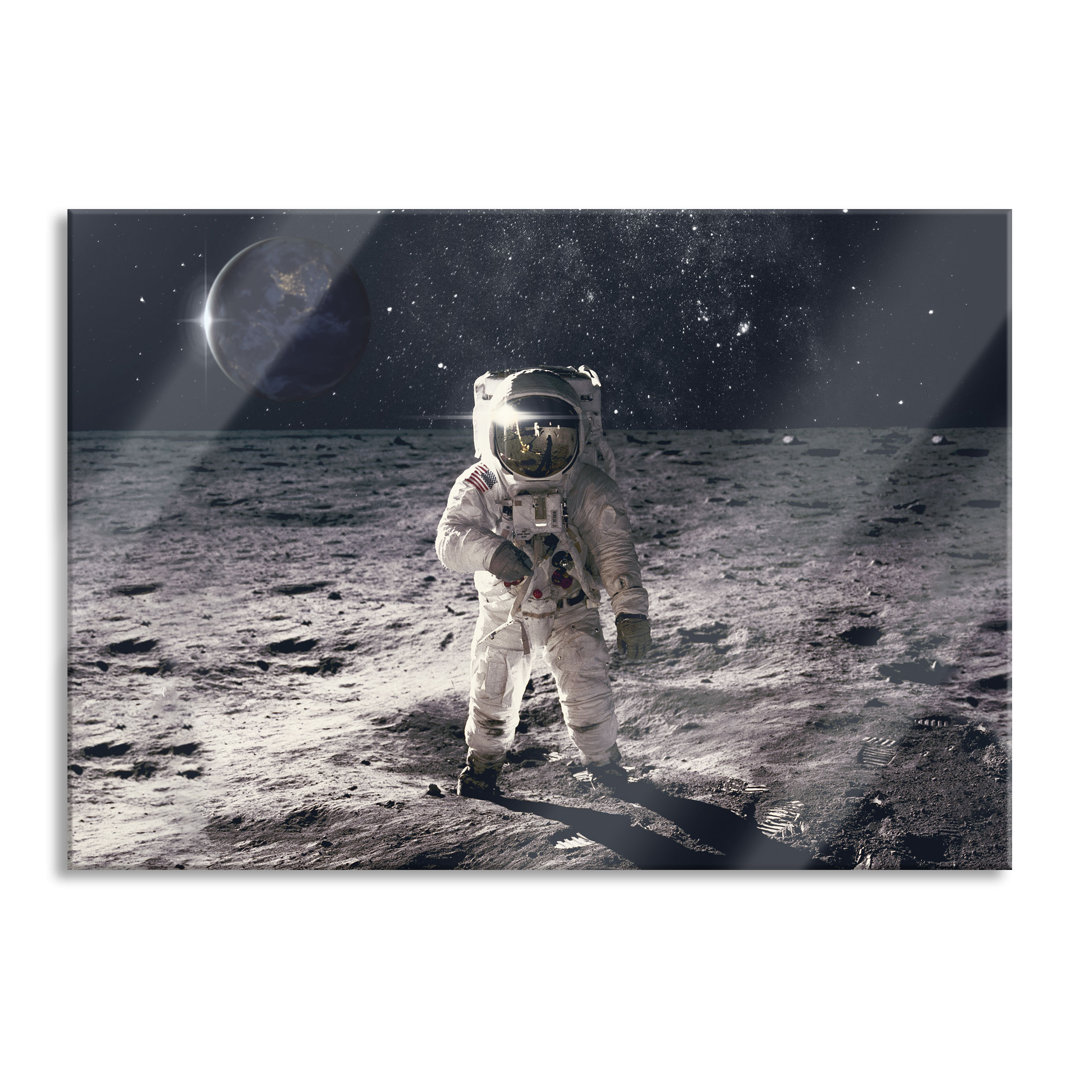 Glasbild Einsamer Astronaut auf dem Mond