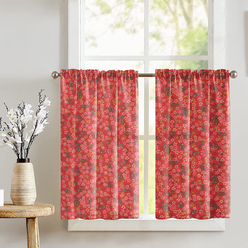 Rideaux à motif de petites fleurs, Rouge