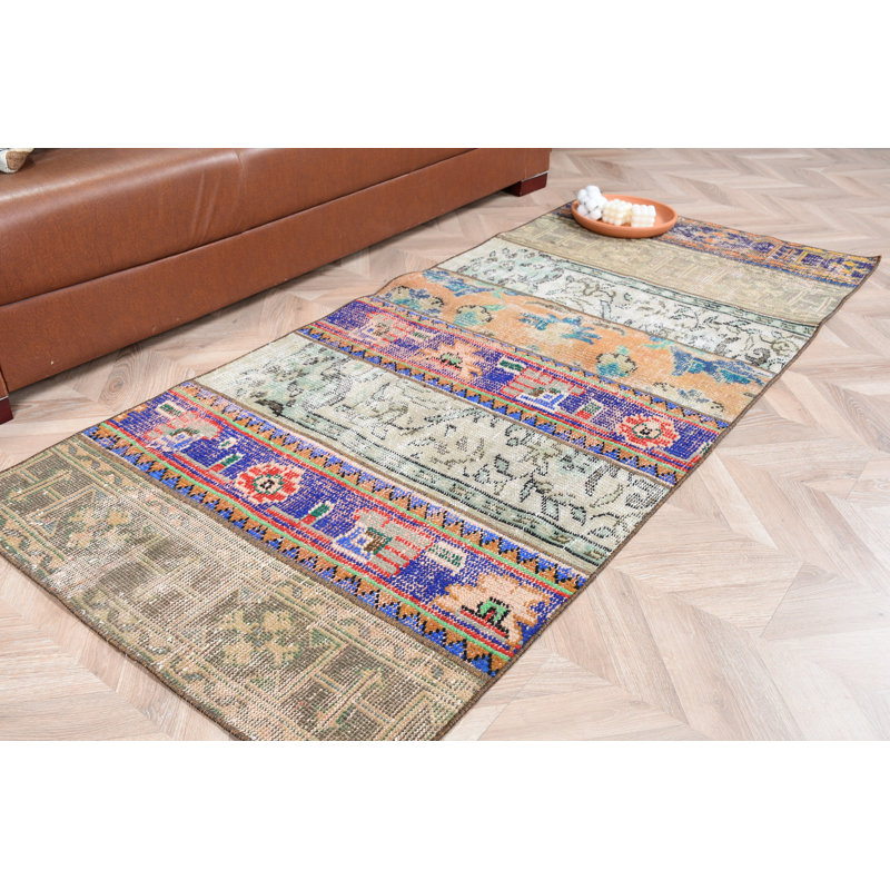 Tapis turc vintage avec motif floral éclatant et motifs géométriques colorés pour une décoration intérieure unique