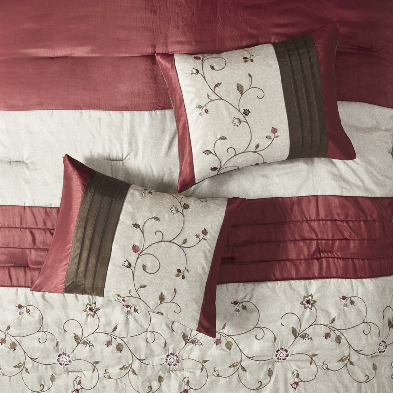 Couette 7 pièces rouge pour lit Queen - Broderie élégante sur la couette, 2 taies d'oreiller, 3 oreillers, 1 jupe de lit décorative incluse