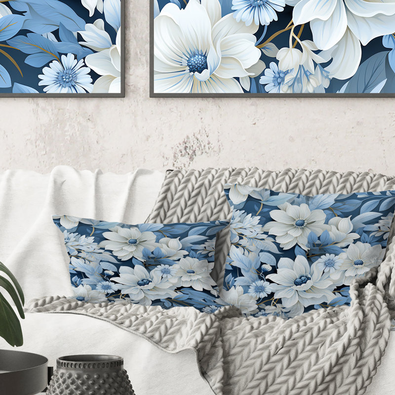 Coussin décoratif imprimé floral bleu et blanc III, H 18 po x l 18 po