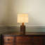 Lampe de table campagnarde en bois massif naturel avec abat-jour en tissu beige Farmhouse Traditional