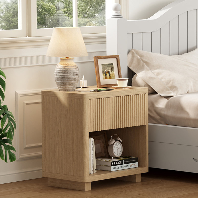 Table de bout de 24 po de largeur avec station de chargement et de rangement Adkins, table d'appoint en bois massif avec tablette