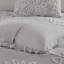 Très grand / très grand édredon. Chenille. Gris chaud et blanc. . 3 pièces avec 2 taies décoratives. Décoration de chambre Shabby Chic. Motif floral blanc en coton doux.-121318554-121318555