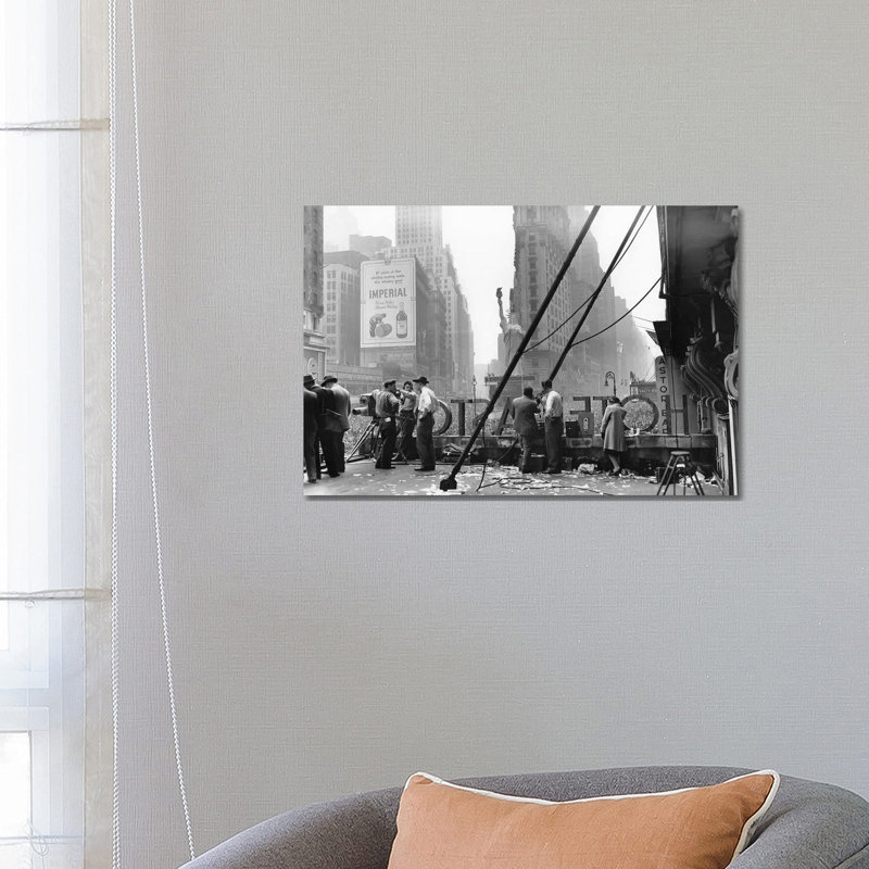 V-E Day (Times Square, NYC 1945) by Ruth Orkin - Print on Canvas, Wrapped Canvas, 66.04 cm H x 45.72 cm W x 3.175 cm D
