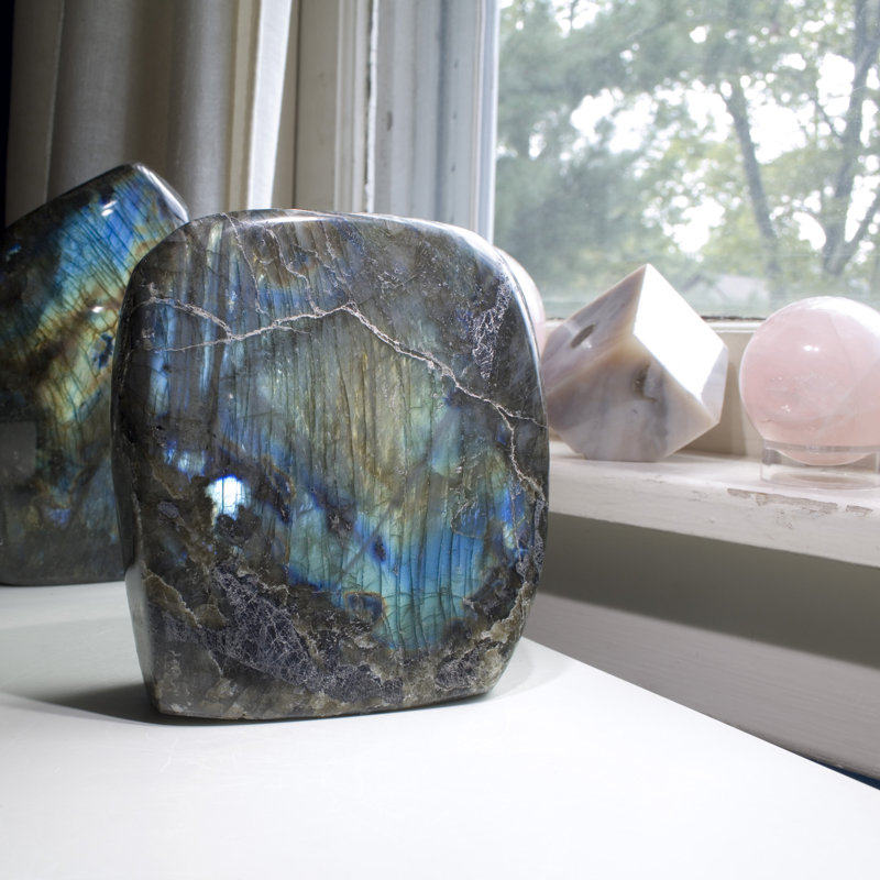 Grande sculpture en labradorite irisée Emilijana