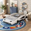 Lit plateforme simple en forme de voiture de course avec roues-955934129
