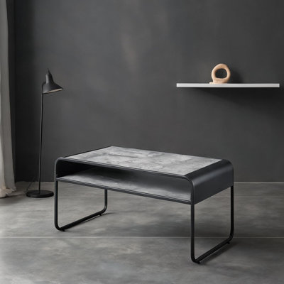 Table basse en bois et métal gris neutre avec tablette inférieure, style industriel pour le salon
