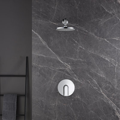 Garniture de douche de la collection Wedge seulement: pomme de douche ronde de 8 po, ensemble de poignées simples et soupape brute incluse - chrome poli