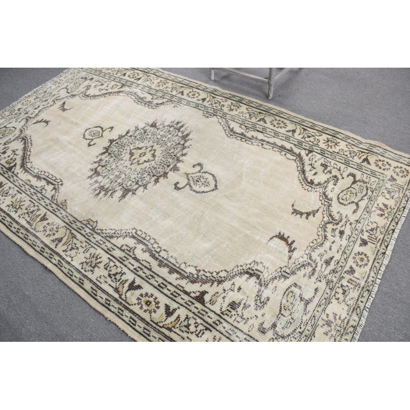 Tapis turc rétro avec motif médaillon complexe dans des tons neutres pour un style élégant à la maison