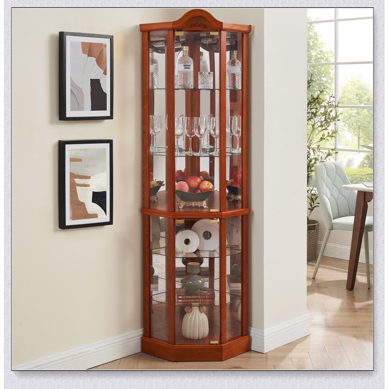 Vitrine d'angle éclairée en verre avec poignées en métal pour un rangement élégant des objets de collection et une décoration intérieure raffinée