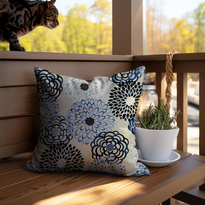Coussin floral bleu et noir, H 17 po x l 17 po, Carré