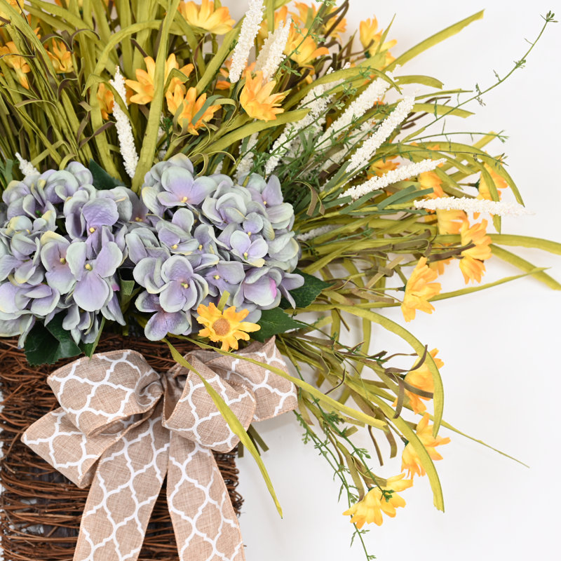 Ornement de 24 po avec guirlande de fleurs en guirlande de fleurs avec panier en osier tissé et nœud décoratif, Gris