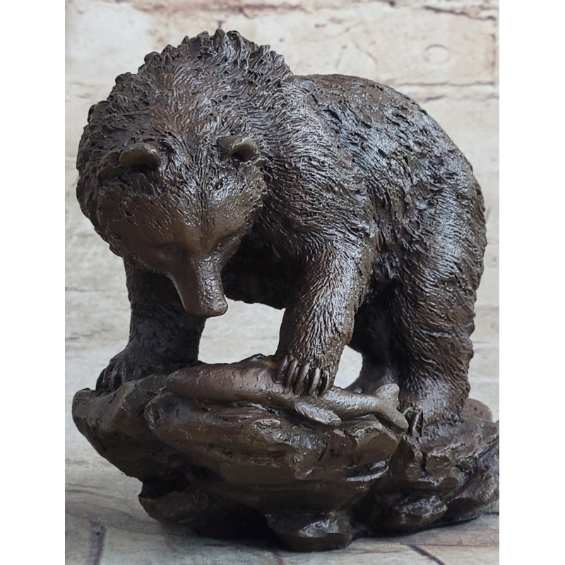 Figurine de sculpture originale en bronze représentant un ours noir avec son poisson
