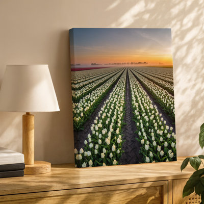 Toile, "Un paysage serein de champs de tulipes blanches sans fin s'étire vers l'art mural"