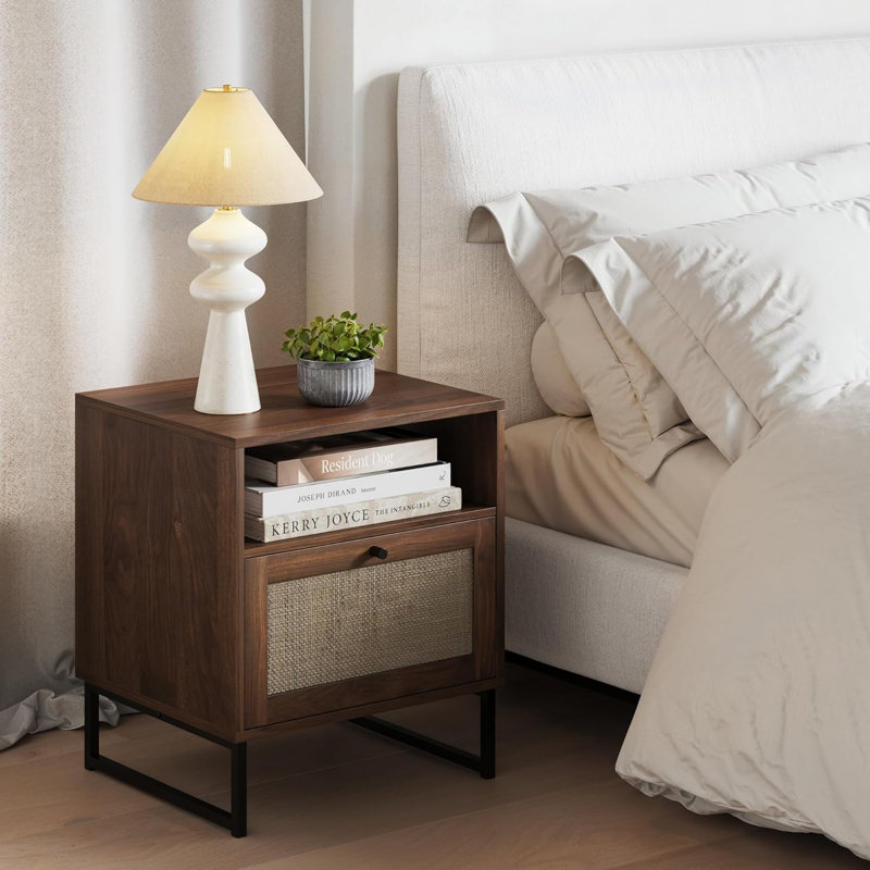 Table de chevet avec rangement, table de bout décorative en rotin, tablette réglable, conception compacte pour les petits espaces